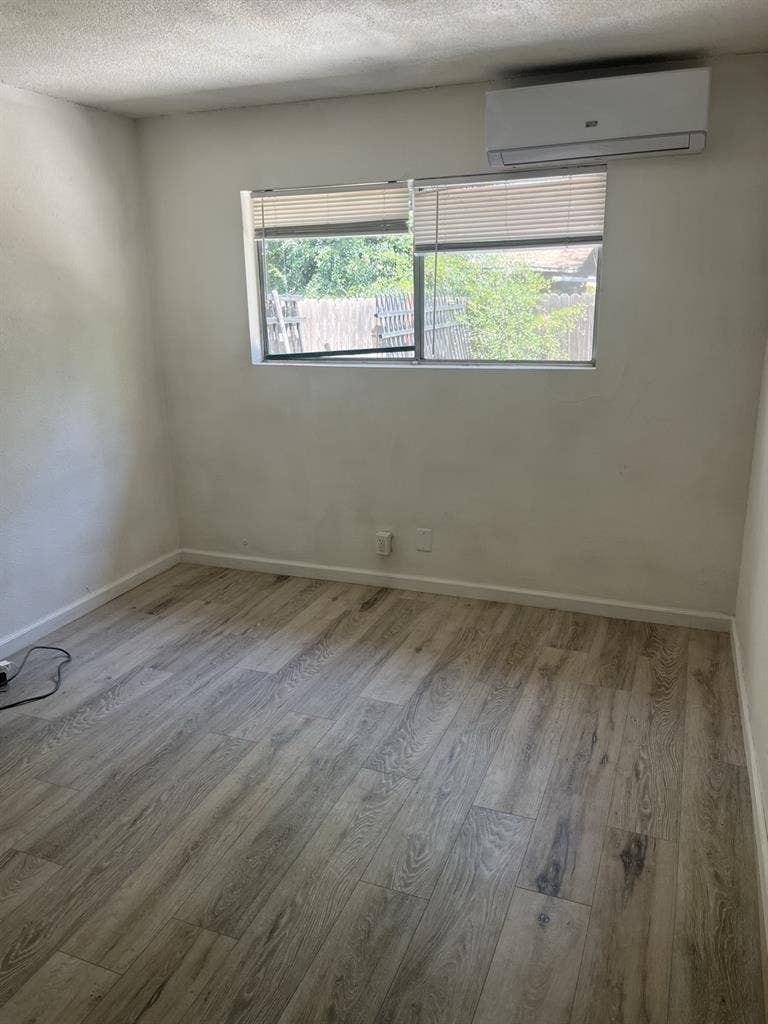 Looking for roommate