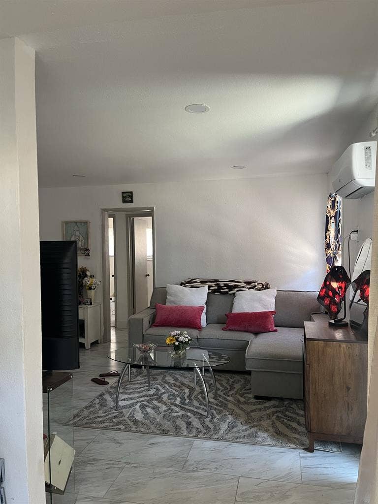 Looking for roommate