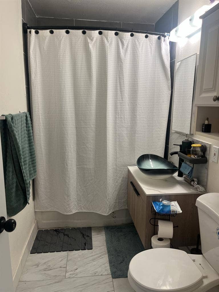 Looking for roommate