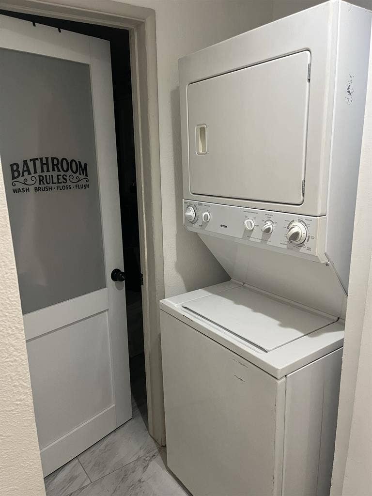 Looking for roommate