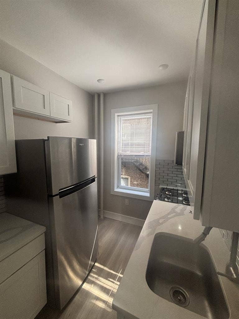 Looking for male roommate