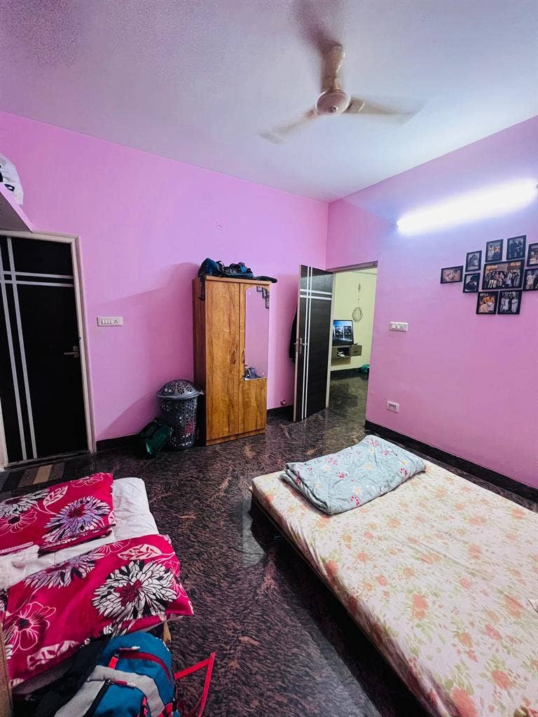 Looking for a Female Roommate