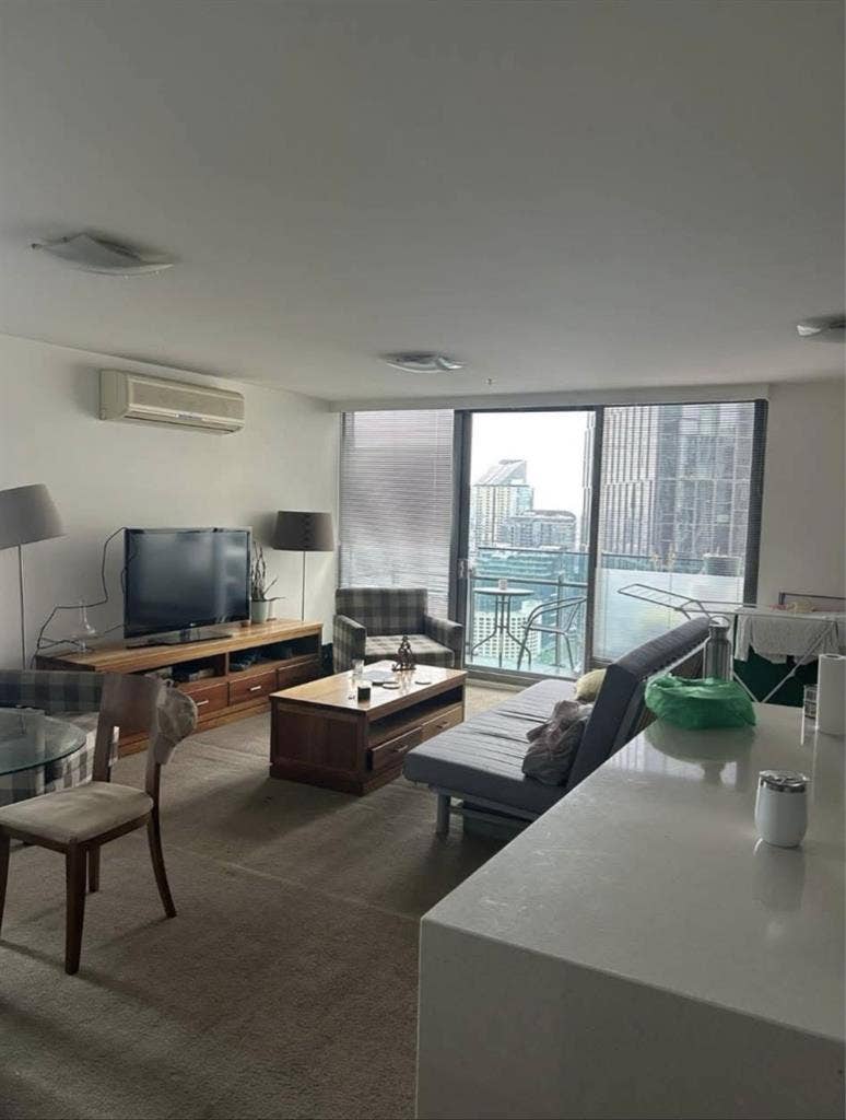 Looking for roomate