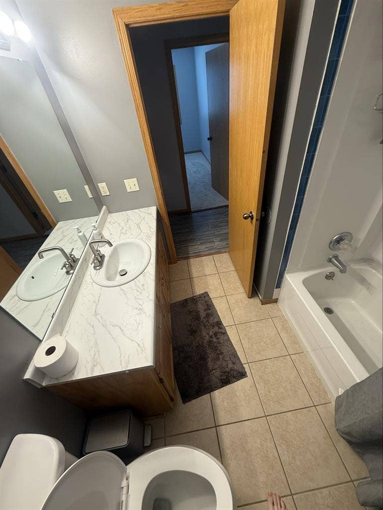 Looking for only 1 roommate!