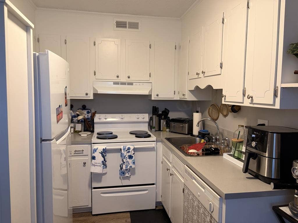 Room for Rent (Available NOW)