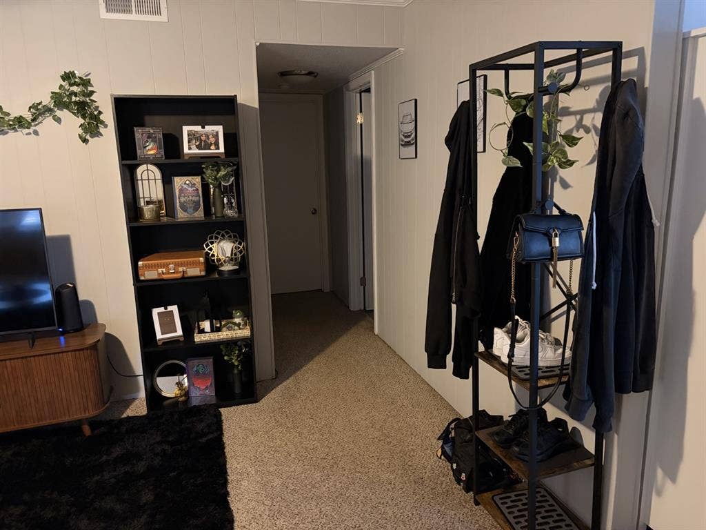 Room for Rent (Available NOW)