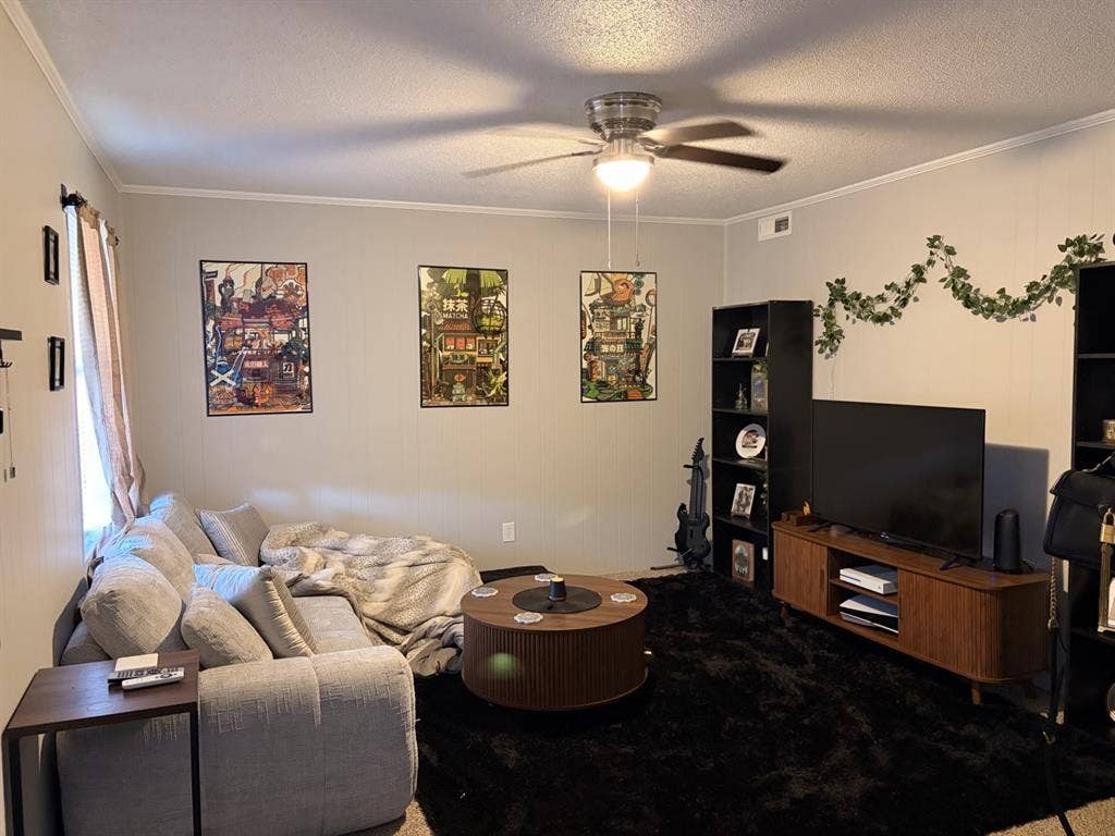 Room for Rent (Available NOW)