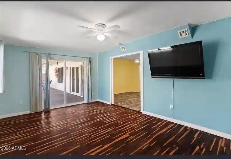 Master Suite w/priv. bath & den
