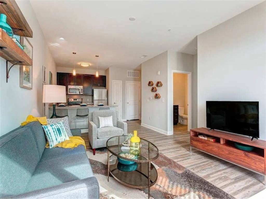 $900 private room + private bath
