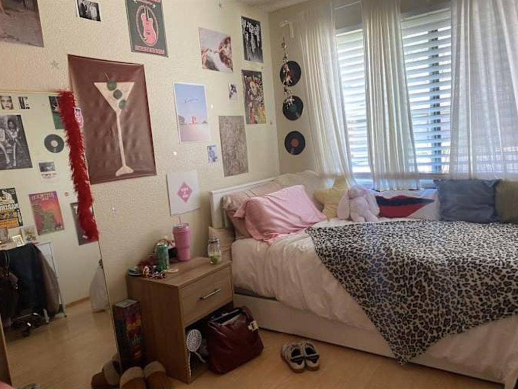 Looking for girl to sublease room