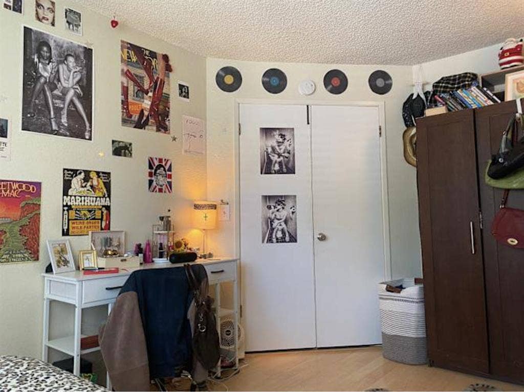Looking for girl to sublease room