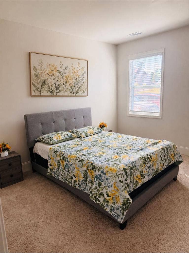 Spacious Private Room and Bathroom