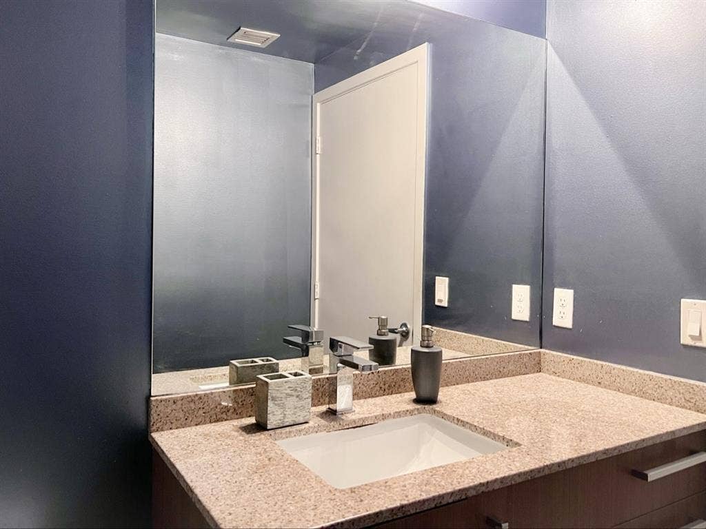 Room w/private bath Downtown Miamii