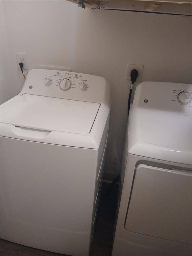 Quiet 1Bedrm 1Bathrm $1100 monthly