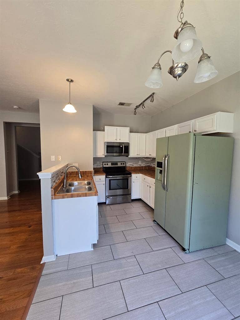 2 bed 3 bath Townhouse For Rent