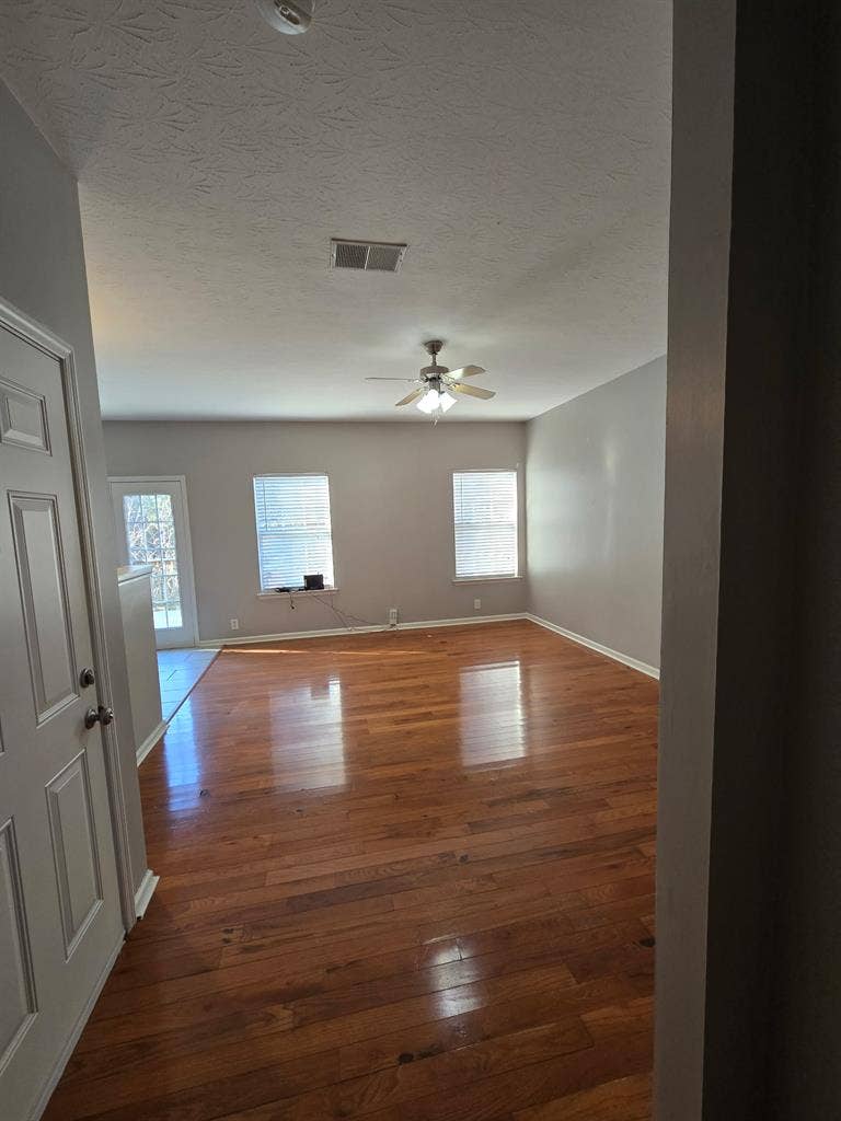 2 bed 3 bath Townhouse For Rent