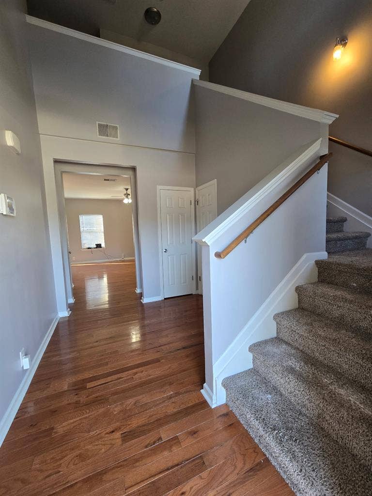 2 bed 3 bath Townhouse For Rent