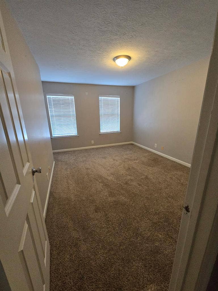 2 bed 3 bath Townhouse For Rent