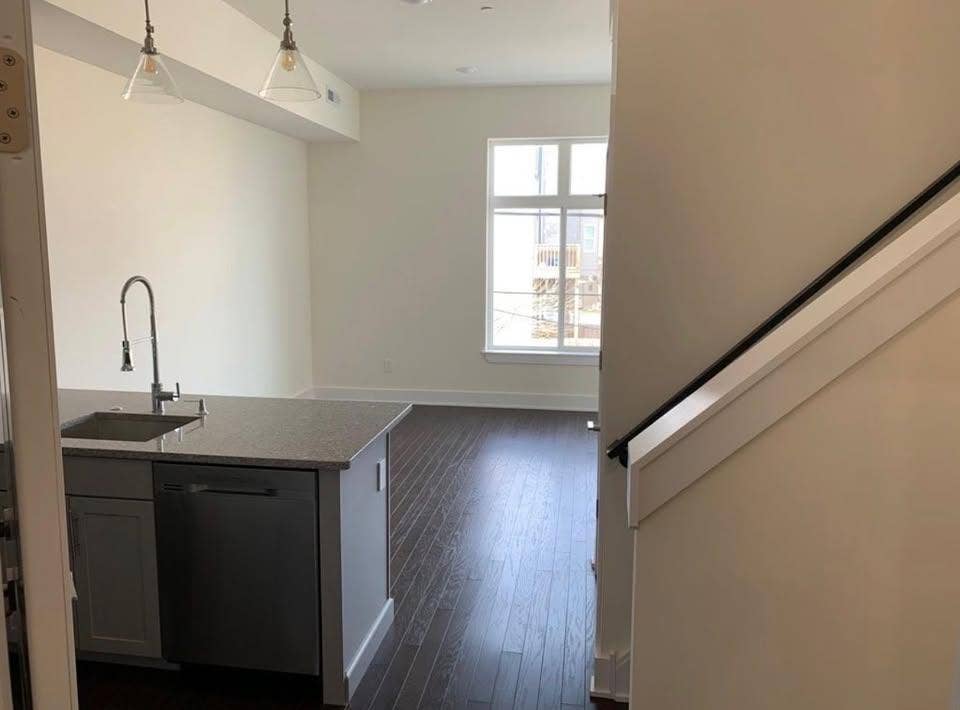 large 2 bed / 2 bath near Temple 