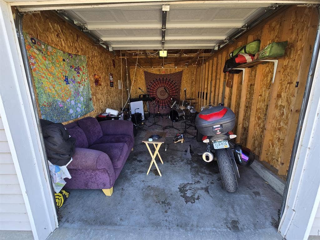 $1230 per mo. 1b/1b in a 2b/2b