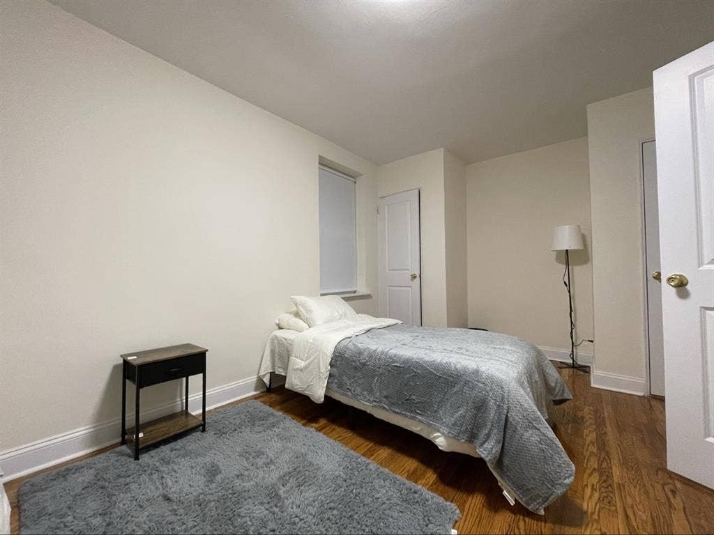 Bed Space for Men -Brooklyn