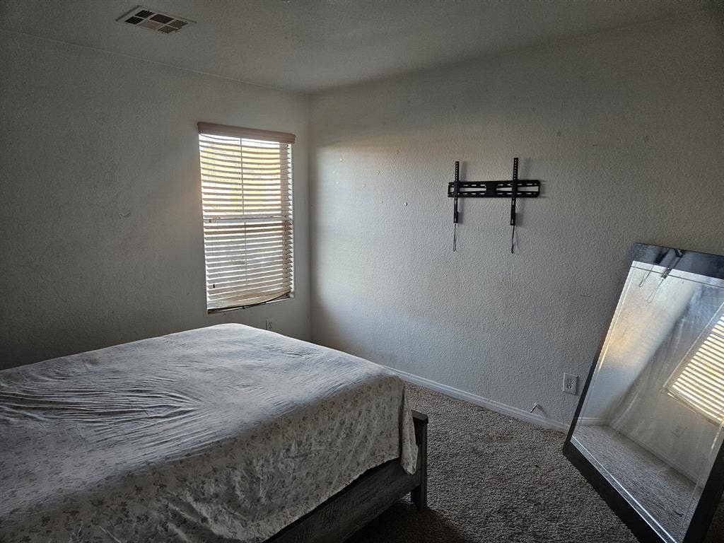 Looking for 1 to 2 roommates