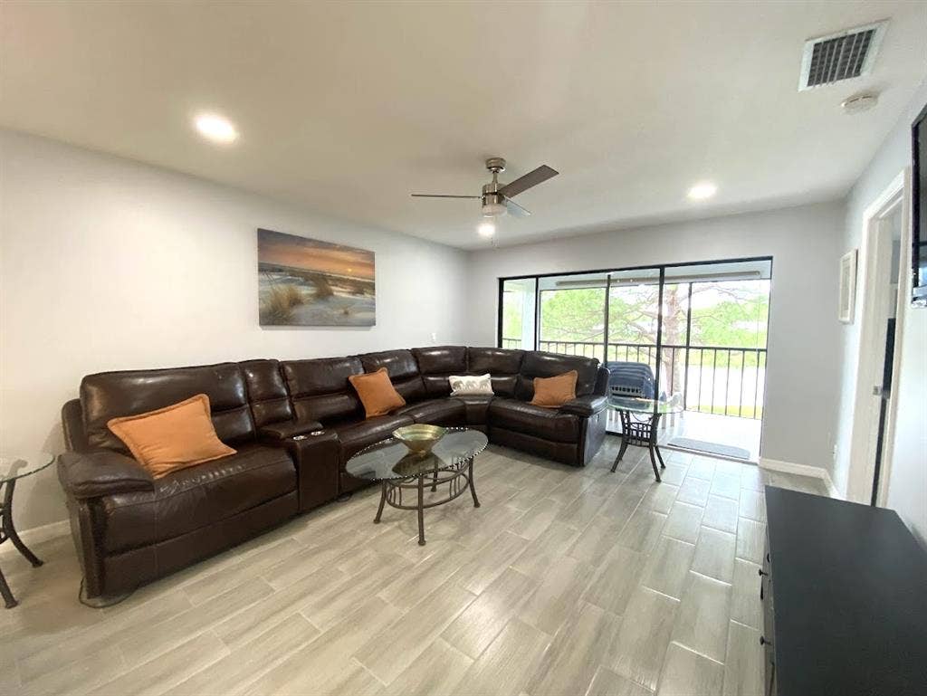 Modern Suite w Bath & Laundry