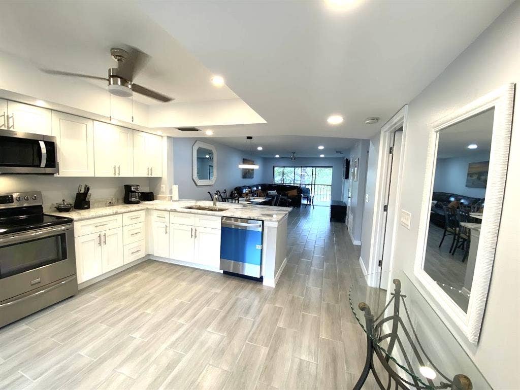 Modern Suite w Bath & Laundry