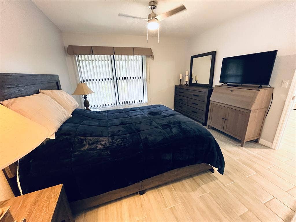 Modern Suite w Bath & Laundry