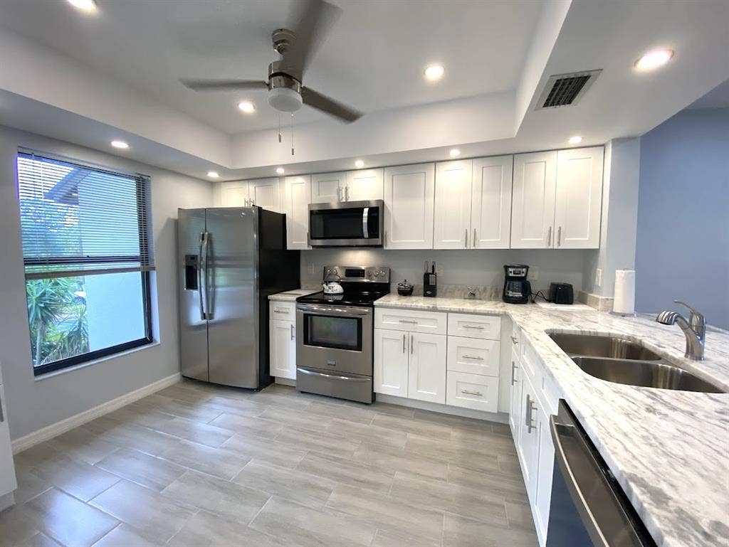 Modern Suite w Bath & Laundry