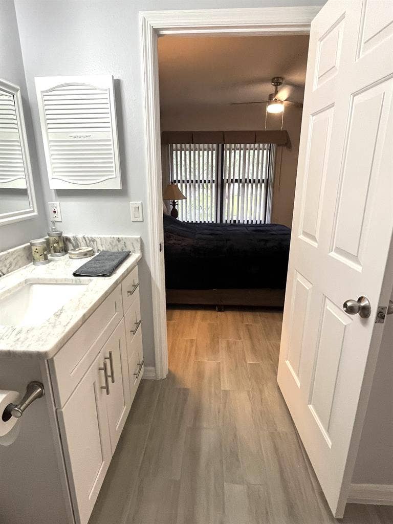 Modern Suite w Bath & Laundry