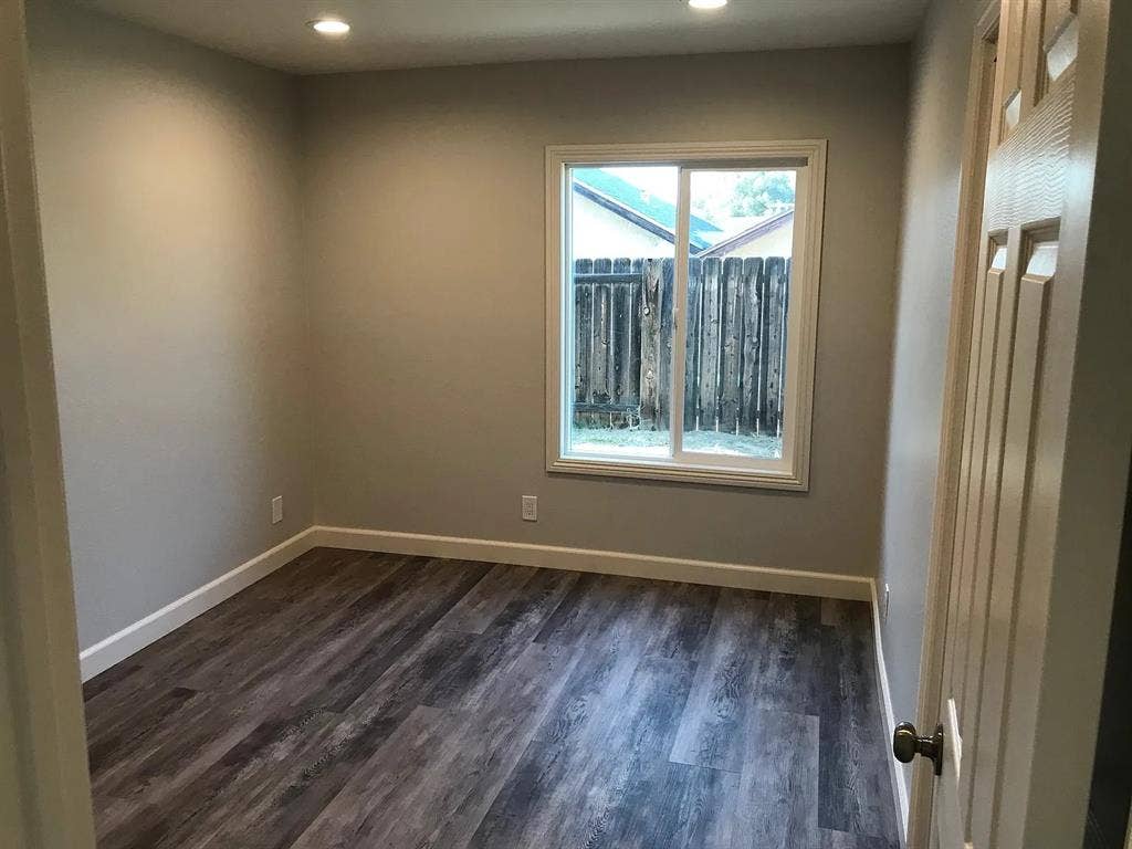 Looking for roommates!
