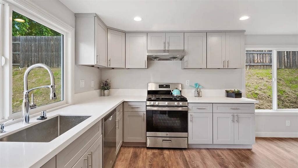 Looking for roommates!