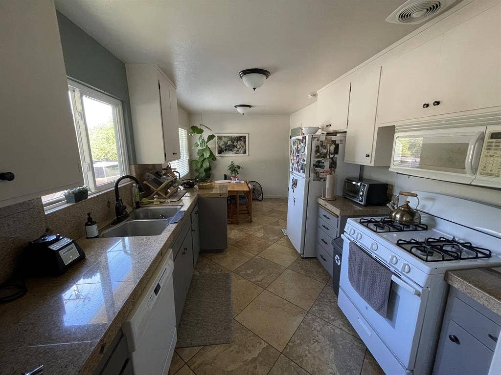 Sunny Room In House -- Pet Okay