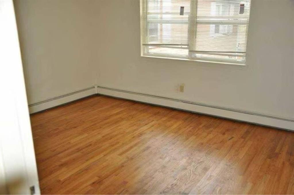 Room for rent (women only)