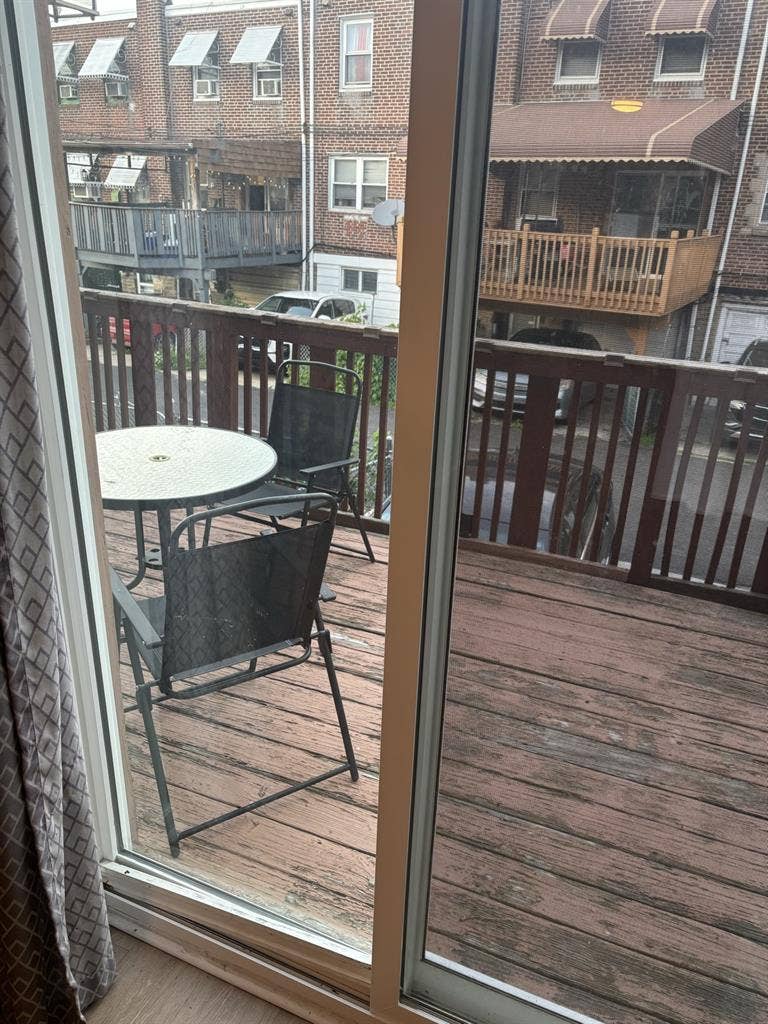 Looking for a clean roommate