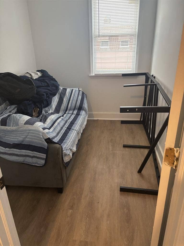 Looking for a clean roommate