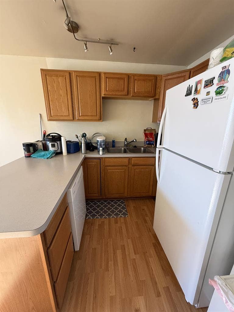 1 Bed 1 Bath Apt Available to lease
