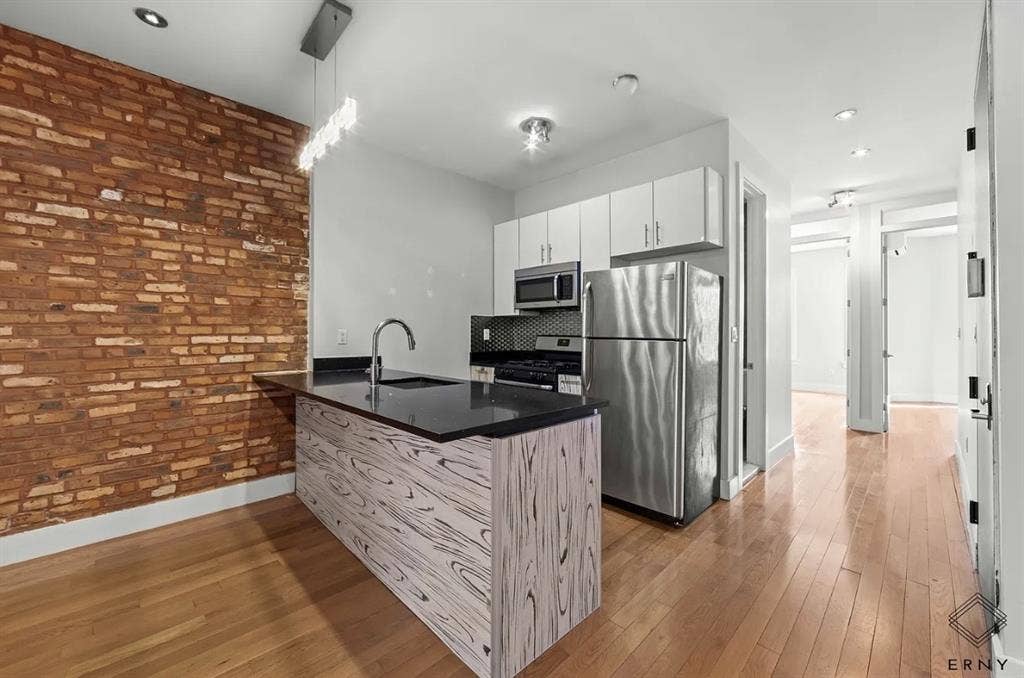 2 bedrooms available in Bushwick