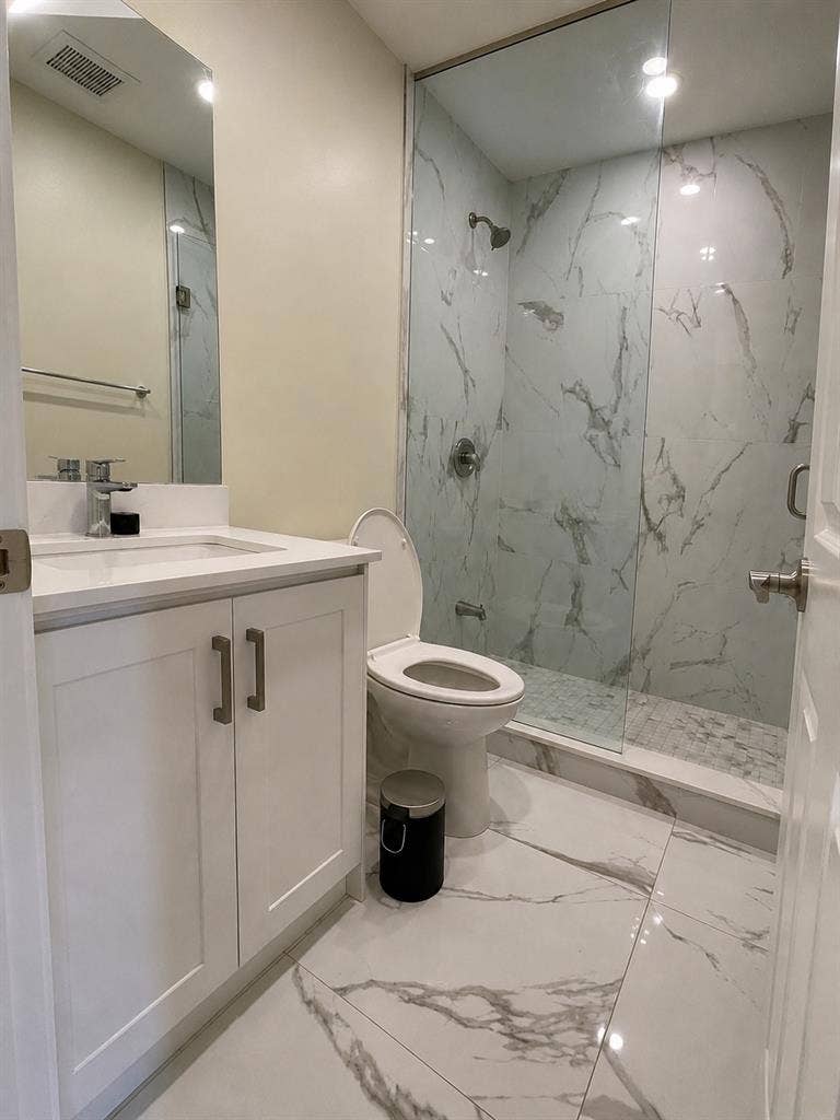 LOOKING FOR FEMALE ROOMMATE