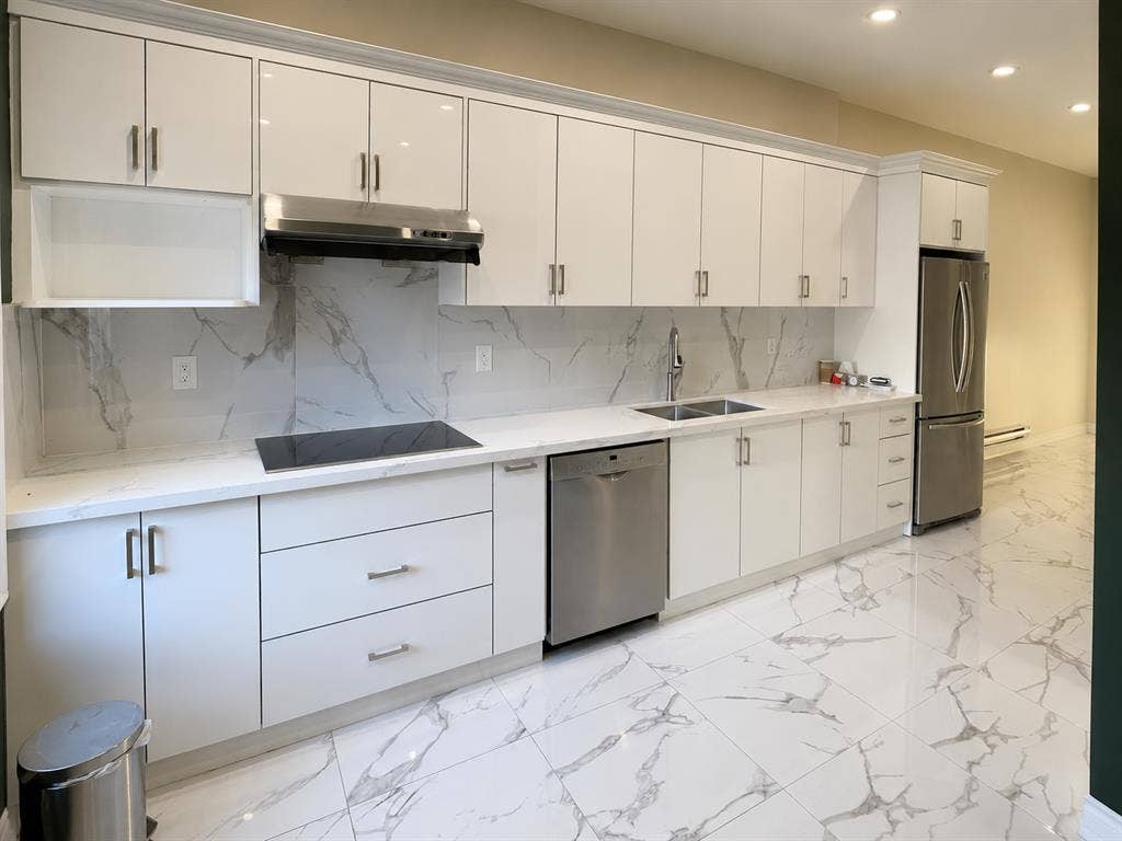 LOOKING FOR FEMALE ROOMMATE