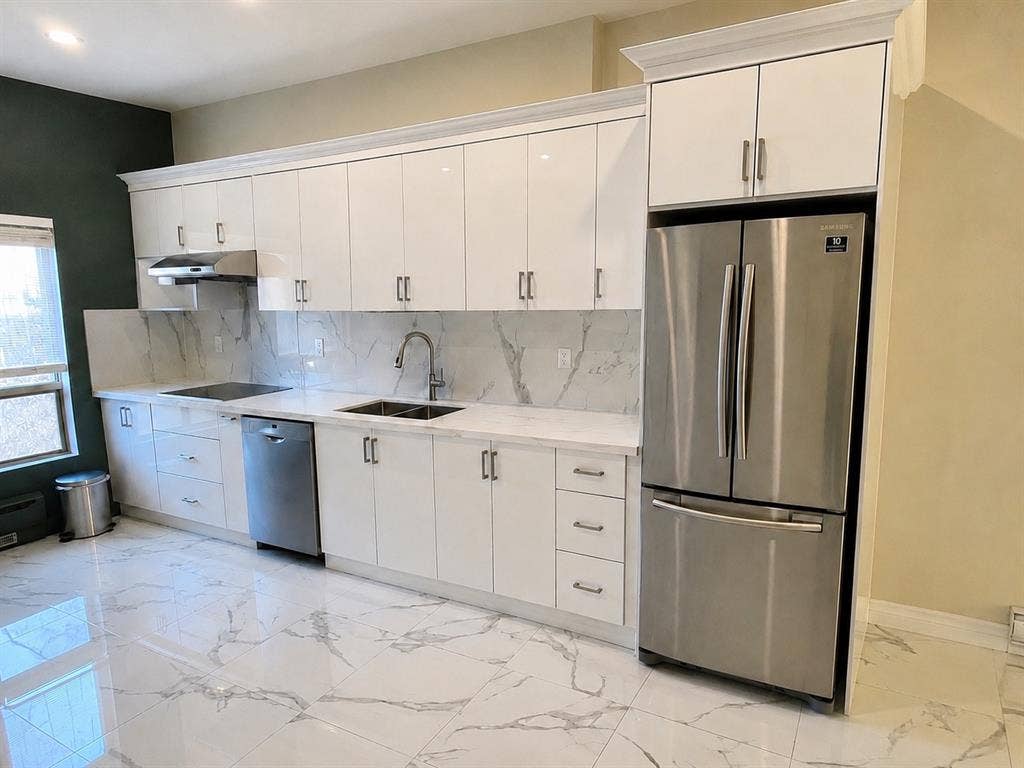 LOOKING FOR FEMALE ROOMMATE