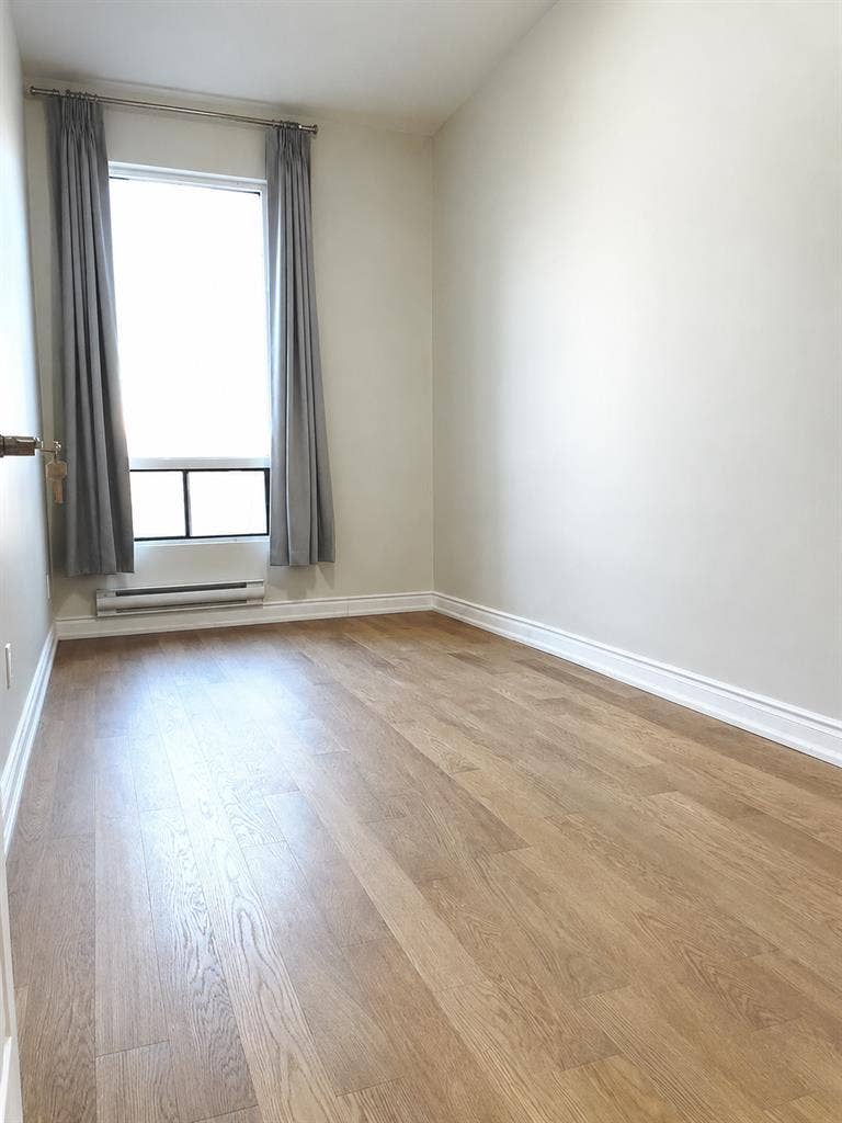 LOOKING FOR FEMALE ROOMMATE