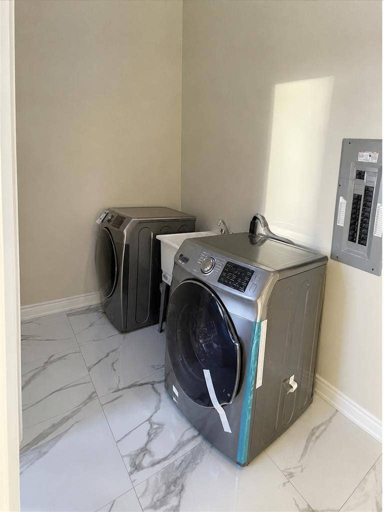 LOOKING FOR FEMALE ROOMMATE