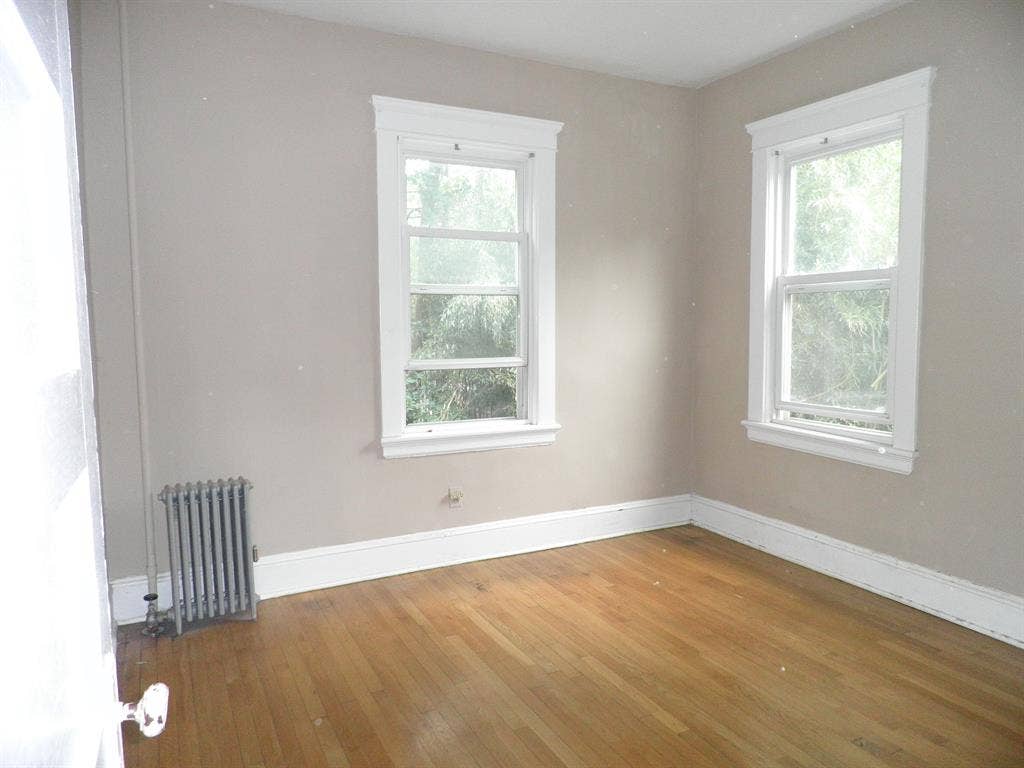Highland Park room rental available