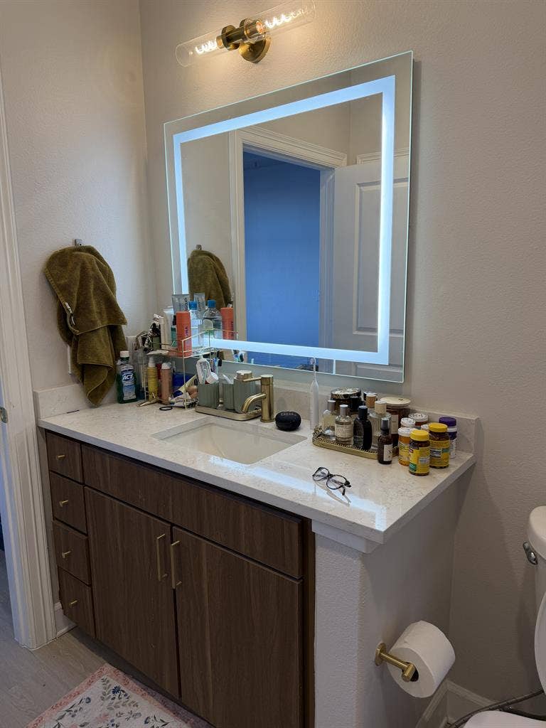 Looking for a female roommate