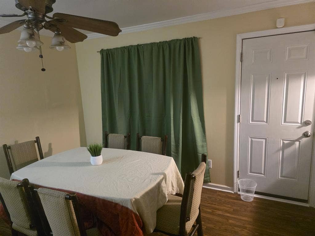 Sweet Spacious Ranch in ATL 30318
