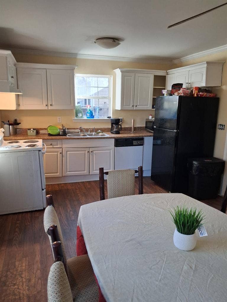 Sweet Spacious Ranch in ATL 30318