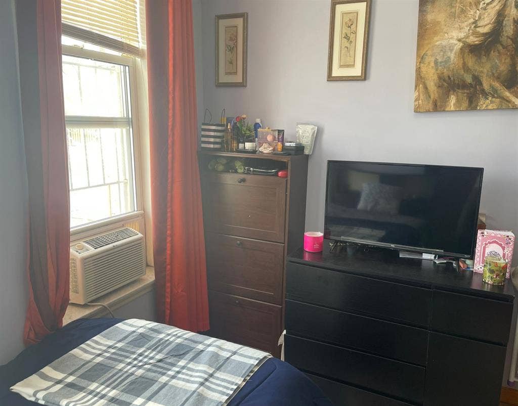 Furnished Room for Rent – Female