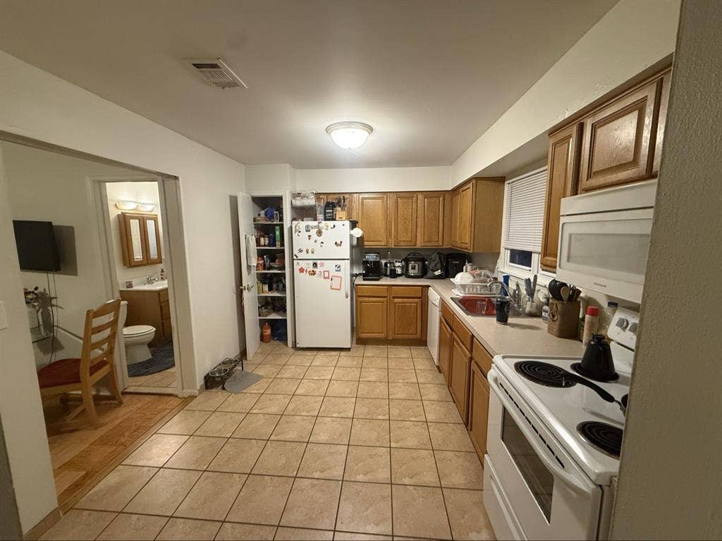 1 room in 3 bedroom Townhouse